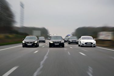 Les trois autos réunies par Voitures Noires. De gauche à droite, l&#039;Infiniti Q50 Hybrid, la BMW M550d et la Tesla Model S.