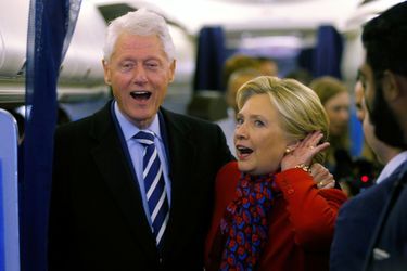 Bill et Hillary Clinton à bord de l&#039;avion de campagne, le 7 novembre 2016.
