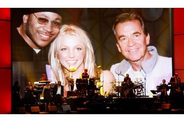 Des photos de Dick Clark entouré de ses amis stars –ici LL Cool J et Britney Spears– ont été diffusées afin de lui rendre un dernier hommage. L’homme, animateur de légende, est mort en avril dernier. 
