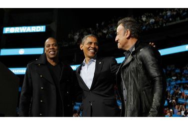 Les deux artistes font partie des soutiens de poids de Barack Obama dans le monde du spectacle. Jay-Z et Bruce Springsteen ont donné de la voix lundi soir, lors d'un meeting à Colombus, dans l'Ohio, l'uns des derniers de la campagne du président sortant. Ce dernier compte une longueur d'avance sur son adversaire républicain en matière de soutiens à Hollywood. Si Mitt Romney peut se targuer d'avoir obtenu l'aval de Clint Eastwood et de Chuck Norris, il a été soutenu par d'autres bien moins prestigieux comme Lindsay Lohan, Shannen Doherty ou encore Kid Rock, qui a fait le show lors de son dernier discours. Pour Barack Obama, la liste est longue et en voici, un extrait, en images. 