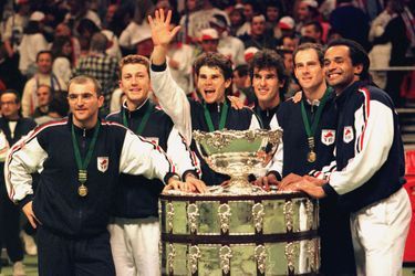 La joie de Yannick Noach et de l&#039;équipe de France victorieuse de la Coupe Davis en 1996
