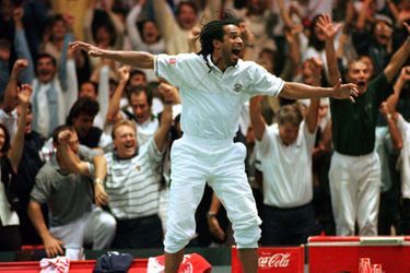 La joie de Yannick Noah lors de la qualification de la France en finale de la Coupe Davis 1996