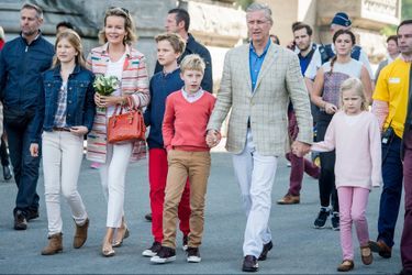 La reine Mathilde et le roi Philippe de Belgique avec leurs enfants à Bruxelles, le 20 septembre 2015
