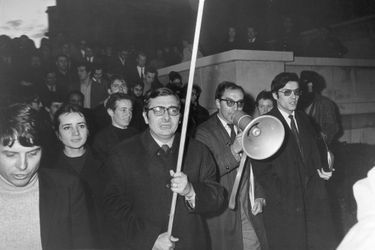 Jean-Luc Godard proteste contre le limogeage de Henri Langlois de son poste de directeur de la cinémathèque française en février 1968.