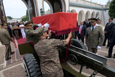 De hauts responsables tunisiens et des dirigeants étrangers dont le président français Emmanuel Macron ont assisté aux obsèques du président tunisien Béji Caïd Essebsi.