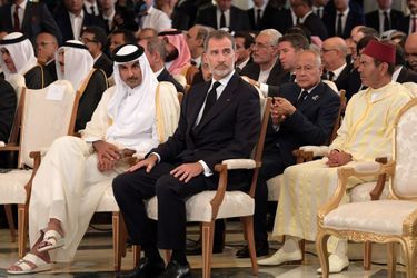 L'émir du QatarTamim bin Hamad al-Thani, le roi Felipe VI d'Espagne et le Prince Moulay Rachid du Marco.
