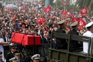 De hauts responsables tunisiens et des dirigeants étrangers dont le président français Emmanuel Macron ont assisté aux obsèques du président tunisien Béji Caïd Essebsi.