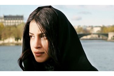 En une scène, Leïla Bekhti transforme le court &quot;Quais de Seine&quot; de Gurinder Chadha en déclaration d&#039;amour à la caméra.