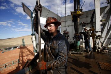 Un ouvrier sur un puits de pétrole dans le Dakota du Nord, aux Etats-Unis, en 2012. La baisse des cours du brut menace les investissements dans les pétroles non conventionnels, qui ont explosé outre-Atlantique ces dernières années.