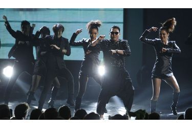 Les 40èmes American Music Awards se sont déroulés dimanche soir à Los Angeles. Parmi les vainqueurs, Justin Bieber, venu avec sa mère, a remporté trois prix dont celui de l’artiste de l’année. David Guetta a de son côté obtenu la récompense de l’artiste Electronic Dance Music de l'année. En plus des nominés, d’autres stars avaient fait le déplacement. Le phénomène coréen Psy a notamment fait le show aux côtés du rappeur MC Hammer.