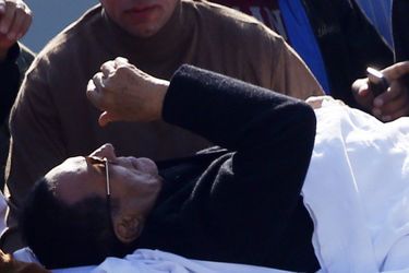 Gravement malade, Hosni Moubarak a été acheminé vers le tribunal du Caire en lit médicalisé. 