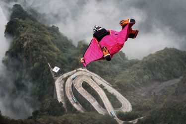 Le 13 octobre, à Zhangjiajie, dans le Hunan, en Chine. Le Français Vincent Descols pendant la compétition internationale organisée par la World Wingsuit League. Il en sera vainqueur.