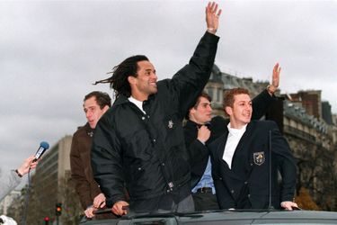 Yannick Noah et l&#039;équipe de France victorieuse de la Coupe Davis 1996