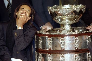 Yannick Noah et le trophée de la Coupe Davis en 1996