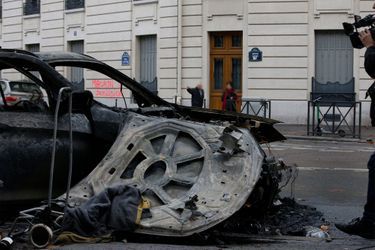 La carcasse d'une voiture brûlée à Paris.