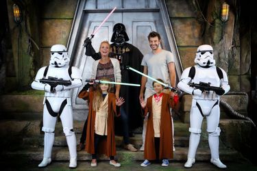 Elodie Gossuin, son mari Bertrand et leurs enfants à Disneyland Paris pour la rentrée Star Wars