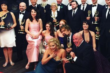 L'humoriste Amy Schumer prend la pose avec le casting de "Game of Thrones". 