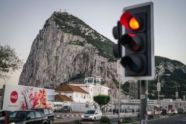 Le rocher de Gibraltar, vendredi, vu depuis La Linea de la Concepcion en Espagne.