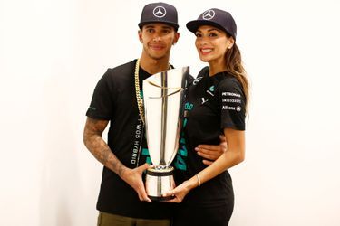 Lewis Hamilton pose avec son trophée... et sa sublime fiancée Nicole Scherzinger.
