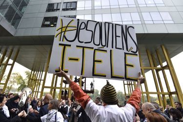 Les grévistes d&#039;iTélé devant les locaux de Canal+. 