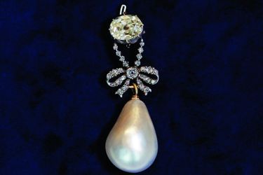 Ce pendentif faisait partie d’une grande parure constituée de 161 perles.