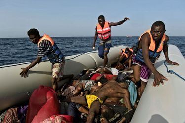 Dans le Zodiac surchargé, les naufragés marchent sur les morts. Mardi 4 octobre, à la frontière des eaux territoriales libyennes, lors d’une opération de sauvetage. Les plus affaiblis n’ont pas survécu.