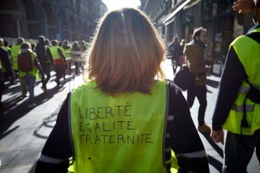 Des manifestants portant des gilets jaunes à Paris le 1er décembre. 