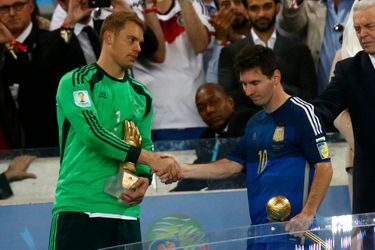 Manuel Neuer serre la main de Lionel Messi après la victoire de l&#039;Allemagne en finale de la Coupe du Monde. 