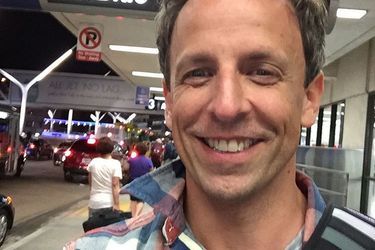 Seth Meyers quitte les Emmys 2015 pour se rendre à l'aéroport : l'humoriste doit préparer une émission ce lundi 21 septembre. 