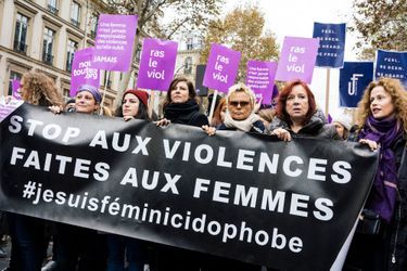Muriel Robin, mêlée aux manifestants contre les violences conjugales le 24 novembre 2018 à Paris