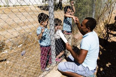 Ammar Hammasho et ses trois enfants se sont retrouvés dans le camp de réfugiés de Kokkinotrimithia, à Chypre, le 10 septembre 2017.