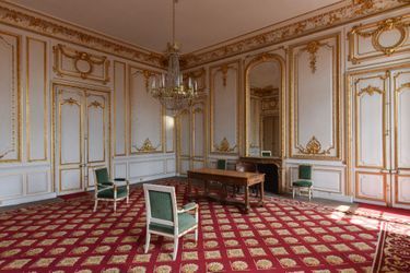 L’appartement, aménagé en 1875 par Edmond de Joly, pour le président de l’Assemblée nationale était double, comprenant des pièces de réception en haut et un appartement privé au-dessous. Les salons furent ornés de boiseries neuves dans le style Louis XV, tandis que la salle à manger reçut un décor d’esprit Louis XIV, avec des colonnes de marbre. C’est dans cet appartement que le président de la République élu recevait les symboles de son investiture,  notamment le grand collier de l’ordre de la Légion d’honneur, dont il est statutairement le grand maître.  