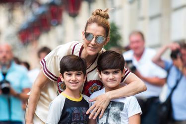 Céline Dion avec ses jumeaux Eddy et Nelson à Paris en juillet 2017 