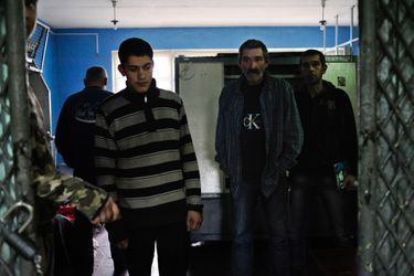 Des prisonniers pro-ukrainiens sont détenus dans une petite cellule de la base du bataillon Vostok , à Donetsk. 
