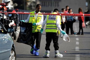 Des agents israéliens recherchent des indices sur la scène de la première tentative de meurtre, à Tel Aviv.