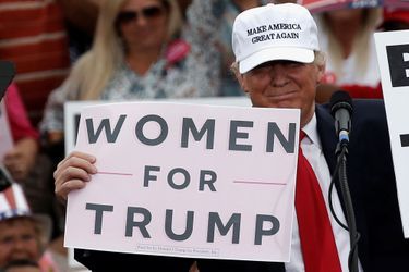 Donald Trump se vante d&#039;obtenir le vote des femmes, le 12 octobre 2016 lors d&#039;un meeting en Floride. 