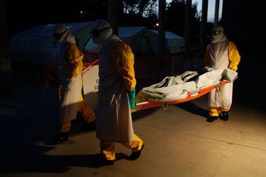Des médecins espagnols de la Croix Rouge s'entraînent en cas d'alerte Ebola, à Kenema, Sierra Leone.