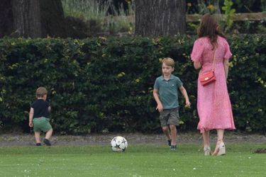 Le prince George de Cambridge avec son petit frère Louis et sa mère Kate Middleton. Juillet 2019.