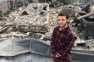 Jhonathan Clark devant sa maison en cendres. 