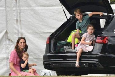 Le prince George de Cambridge avec sa mère Kate Middleton et ses frère et soeur Louis et Charlotte. Juillet 2019.