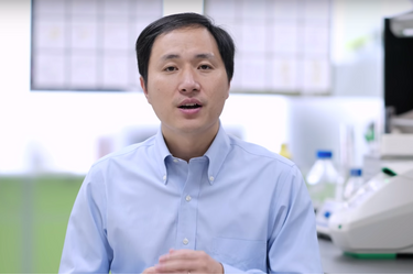 He Jiankui annonce, dans une vidéo sur YouTube, que deux bébés génétiquement modifiés sont nés en Chine.