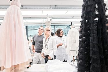 Dans les nouveaux ateliers, la veille du défilé de prêt-à-porter. C’est la première collection Dior de Maria Grazia Chiuri.