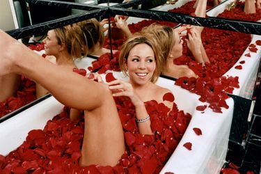<br />
 À New York, en octobre 1999, portrait de la chanteuse Mariah Carey dans la salle de bain de la suite de 250 mètres carrés qu&#039;elle a loué à l&#039;hôtel Waldorf Astoria, en attendant de pouvoir emménager dans son nouvel appartement. Souriante, allongée dans la baignoire remplie de pétales de roses.<br />
  