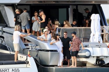 Chris Hemsworth, Matt Damon, leurs épouses Elsa Pataky et Luciana Barroso, et des amis à Ibiza le 14 juillet 2019