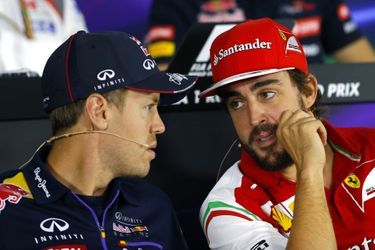 Sebastian Vettel discute avec Fernando Alonso (à droite), le 9 octobre dernier.