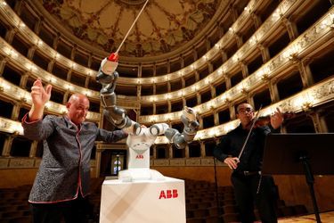 Andrea Bocelli Dirigé Par Un Robot Chef D'orchestre 1