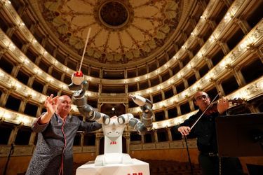 Andrea Bocelli Dirigé Par Un Robot Chef D'orchestre 2