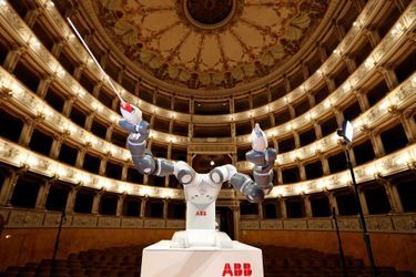 Andrea Bocelli Dirigé Par Un Robot Chef D'orchestre 3