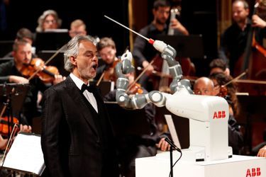 Andrea Bocelli Dirigé Par Un Robot Chef D'orchestre 4