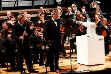 Andrea Bocelli Dirigé Par Un Robot Chef D'orchestre 5